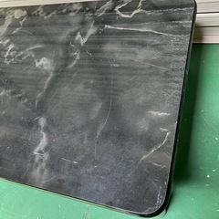 大理石調テーブルの画像