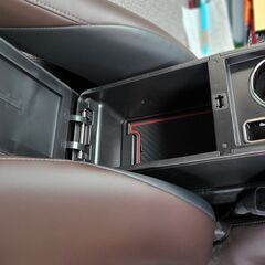 ヤリスクロス 専用 コンソールボックス スライド式 ドリンクホルダー機能搭載 トレイ内蔵 大容量 肘掛け 肘置きの画像