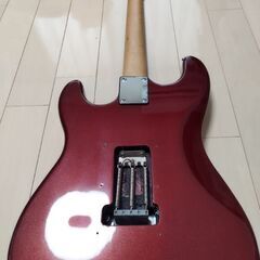 値下げ交渉不可、ストラトタイプのロック式のエレキギターを売ります。引き取り限定です。アコースティックギターかエレアコと物々交換も可能です。の画像