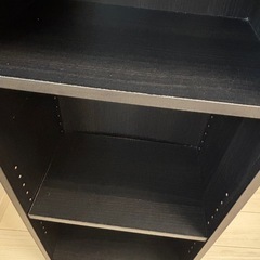 黒の木目調　本棚の画像