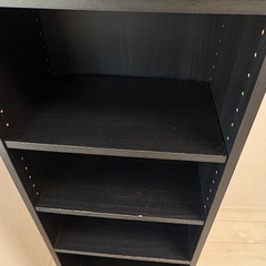 黒の木目調　本棚の画像