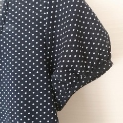 最終値下げ！【未使用】N‘atour plus　ネイビー　ドット柄トップスの画像