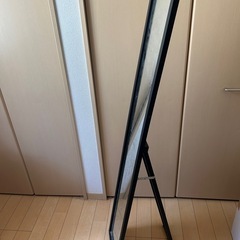木製スタンドミラーの画像