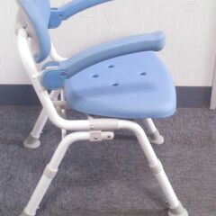 □ シャワーチェア 風呂イス パナソニックエイジフリー(株) PN-L4171721 折り畳み式 使用感有 背もたれ肘かけ座面変色箇所、パイプにキズ 脚滑り止めゴムのすり減りやや有の画像