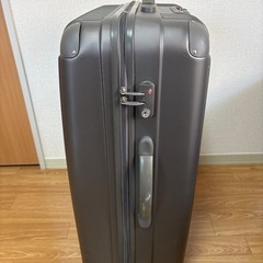 7/31まで　スーツケース(キャスター故障)の画像