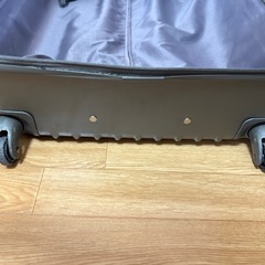 7/31まで　スーツケース(キャスター故障)の画像