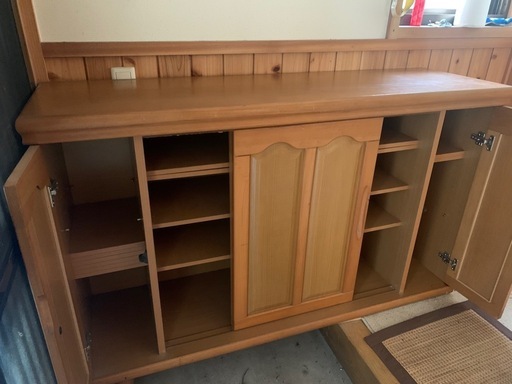 値下げしました 
木製 段違い脚付き 下駄箱