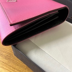 【新品未使用】　PRADA 長財布　プラダ　財布　M608 ベゴニア 二つ折り 三角プレートの画像
