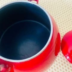 真っ赤　おしゃれなやかんの画像