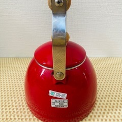 真っ赤　おしゃれなやかんの画像