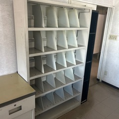 事務用品、鉄棚たくさんあります。の画像