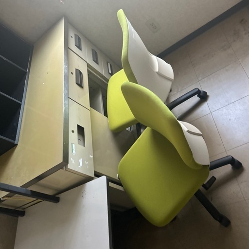 事務用品、鉄棚たくさんあります。
