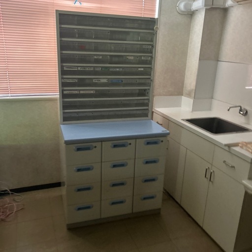 事務用品、鉄棚たくさんあります。
