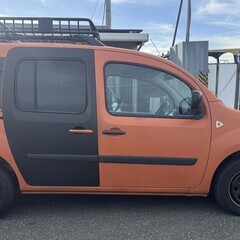 ルノー カングー オレンジ色と黒の艶消し塗装車です。 HDDナビ・ＣＤ/DVD再生・バックカメラ・ＥＴＣ・ルーフキャリア後部座席にモニターの画像
