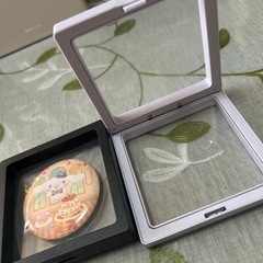 缶バッジや小さめフィギュアスタンドの画像