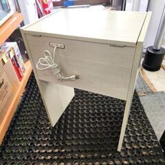 現状特価品 ドレッサー 幅50㎝ コンセント2口付き イス付き 鏡台 メイク台 デスク 化粧台 ホワイト 白 木製 札幌市 平岸店の画像