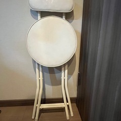 折りたたみ椅子　白　シンプル　いすの画像