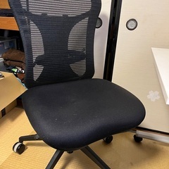 パソコンデスクと椅子のセットの画像