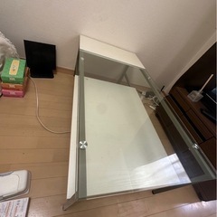 ガラステーブルの画像
