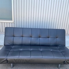 ソファーベッド黒合皮&スタッキングチェアの画像
