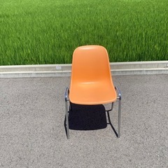 ソファーベッド黒合皮&スタッキングチェアの画像