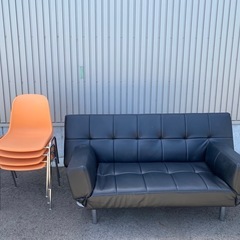ソファーベッド黒合皮&スタッキングチェアの画像