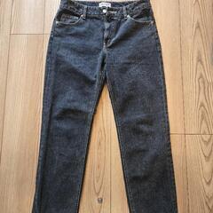 テーパード フィット デニムパンツ グレーッシュ ブラックの画像
