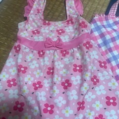 子供　女の子 キッズ  120センチ　水着　1部汚れ穴ありの画像