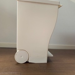 フタ、ペダル付きダストボックスの画像