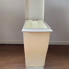 フタ、ペダル付きダストボックスの画像