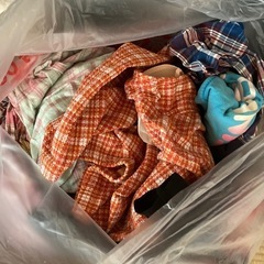 服とズボン他たくさんもらってくれる方の画像