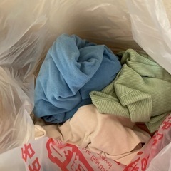 服とズボン他たくさんもらってくれる方の画像
