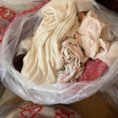 服とズボン他たくさんもらってくれる方の画像