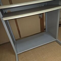 中古品パソコンラックの画像