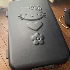 お取引中　ハローキティ　スーツケースの画像