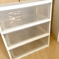 プラスチック衣装ケースの画像
