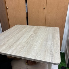 ダイニングテーブルの画像