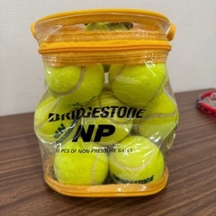 美品❗️WILSON FEDERER100 テニスラケット　BRIDGESTONE テニスボール12個セットの画像