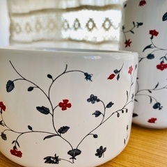 陶器の花瓶／小物入れ2点セット｜赤×深い紺の草花模様｜上品デザイン・目立つ傷なしの画像