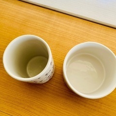 陶器の花瓶／小物入れ2点セット｜赤×深い紺の草花模様｜上品デザイン・目立つ傷なしの画像