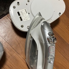 スチームアイロン極美品【コードレスグレー】の画像