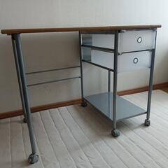 折りたたみ机　椅子無し　便利です。の画像