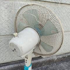 【今日明日引き取り限定】扇風機　動きますが、少し音が出ます　汚れありの画像
