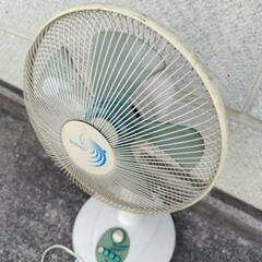 【今日明日引き取り限定】扇風機　動きますが、少し音が出ます　汚れありの画像