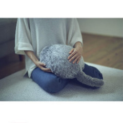 "ユカイ工学 Qoobo(クーボ)16000円 しっぽ ふりふり ロボット セラピー クッション グレーの画像