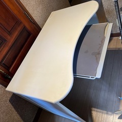 デスク、白色、キーボード収納の画像