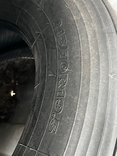 【未使用タイヤ】245/70R19.5
