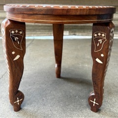 〖倉庫保管品〗　中古　象モチーフ　アジアンサイドテーブル　2個セット　丸テーブル　象嵌細工　シーシャムウッド　コーヒーテーブル　インディアンローズウッド　インドテーブル　インテリアの画像