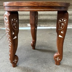 〖倉庫保管品〗　中古　象モチーフ　アジアンサイドテーブル　2個セット　丸テーブル　象嵌細工　シーシャムウッド　コーヒーテーブル　インディアンローズウッド　インドテーブル　インテリアの画像