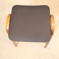 剣持勇デザインの秋田木工 No.202 スタッキングスツールです。曲木を使用したレトロなデザインのサイドチェア。コンパクトで愛らしいフォルムは北欧スタイルやカフェ風のお部屋に/IDC大塚家具の画像